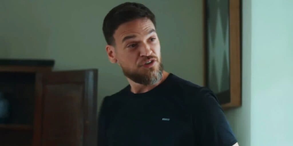 Vai na Fé: Theo reencontra Sol após 20 anos, a joga contra parede e dançarina é salva por personagem inimaginável