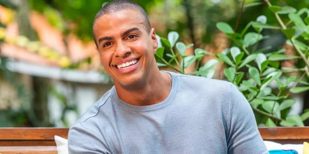 Thiago Oliveira, do É de Casa, surge beijando o corpo do seu grande amor: "Feliz"