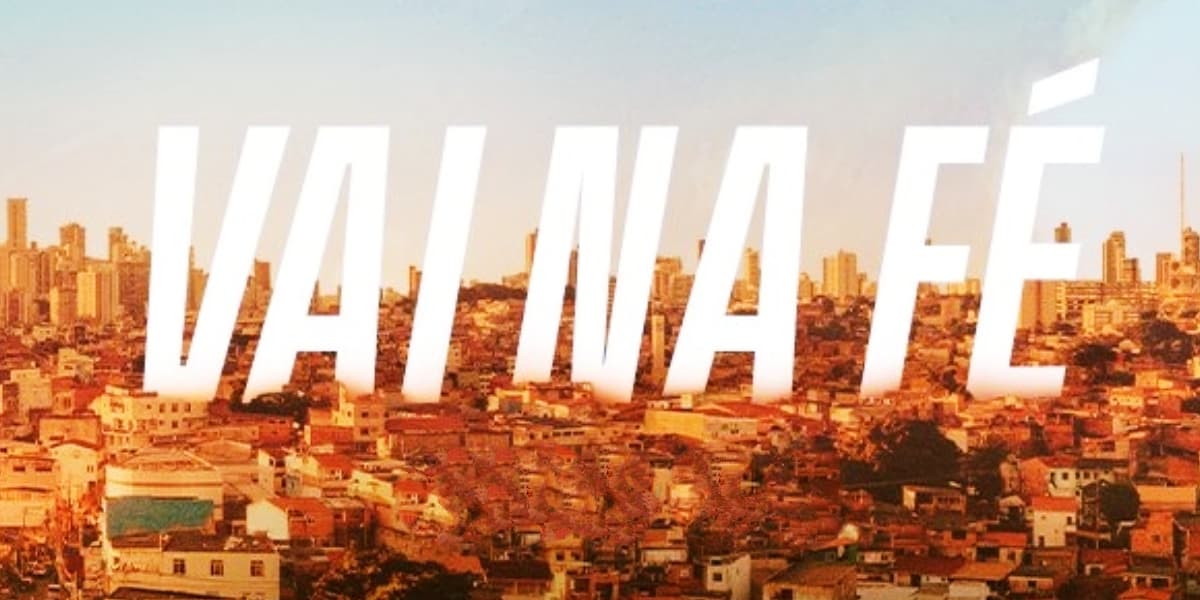 Logo Vai na Fé entre um céu azul e uma favela