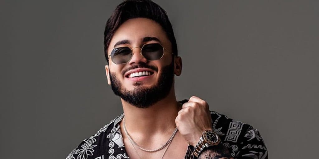 Cantor Wallas Arrais sofre grave acidente de carro, veículo fica destruído e estado de saúde é divulgado