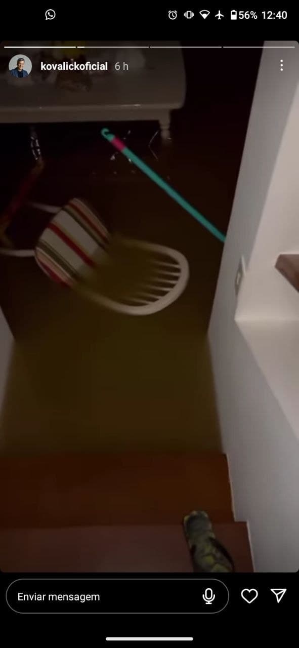Roberto Kovalic fez questão de mostrar que a casa se encheu de água e não conseguia acessar a parte do terréo (Foto: Reprodução/ Instagram) Roberto Kovalic fez questão de mostrar que a casa se encheu de água e não conseguia acessar a parte do terréo (Foto: Reprodução/ Instagram)