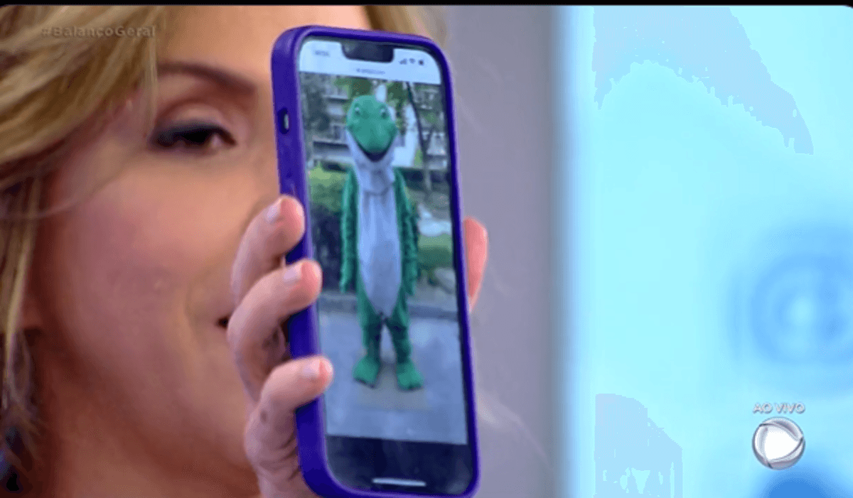 Keila Jimenez faz uma brincadeira com Fabíola Reipert mostrando uma foto de uma pessoa vestida de cobra e dizendo ser ela (Foto Reprodução/Twitter)