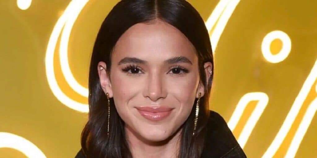 Bruna Marquezine não se aguenta com o que tem nas mãos de estrela e confessa: "Posso ser presa?"