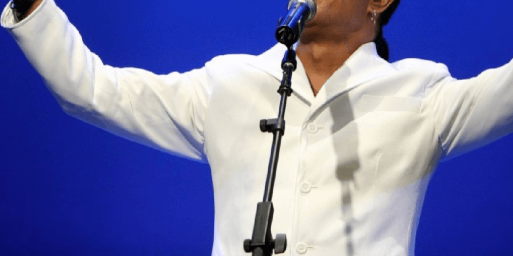 Falido, famoso cantor confessou que virou garoto de programa para sobreviver: "Isso ou passava fome"