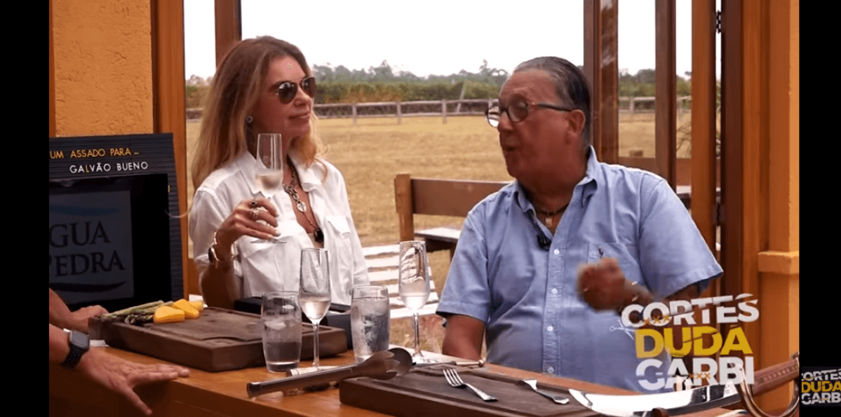 Galvão Bueno e Desireé no canal "Duda Carbi" revelaram sobre o caso em que ele infartou no Peru (Foto Reprodução/Youtube) Galvão Bueno e Desireé no canal "Duda Carbi" revelaram sobre o caso em que ele infartou no Peru (Foto Reprodução/Youtube)