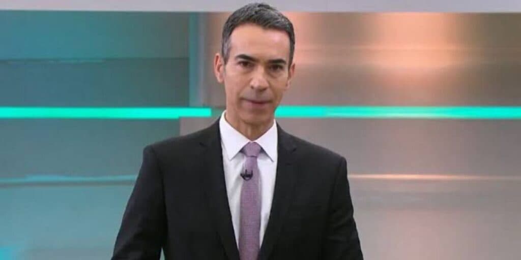 César Tralli anda até o telão do Jornal Hoje, mostra imagens raras de tragédia e se choca: "Olha isso"