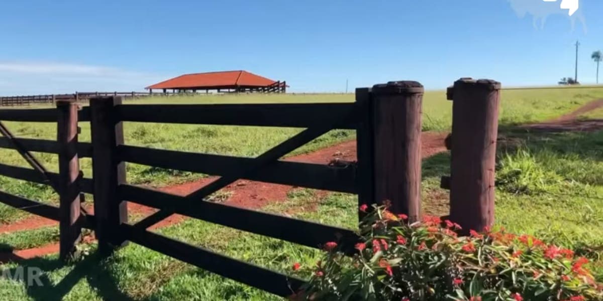 Cerca e entrada da fazenda de Gusttavo Lima (Reprodução: Youtube) Cerca e entrada da fazenda de Gusttavo Lima (Reprodução: Youtube)