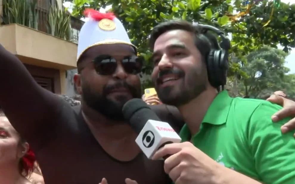 Repórter da Globo passa por constrangimento ao ser agarrado por homem no meio da rua: "Você é um gato"