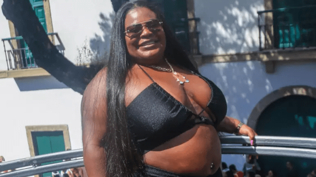 Com 22kgs a menos, Jojo Todynho surge de bruços com calcinha fininha e close no bumbum pra jogo