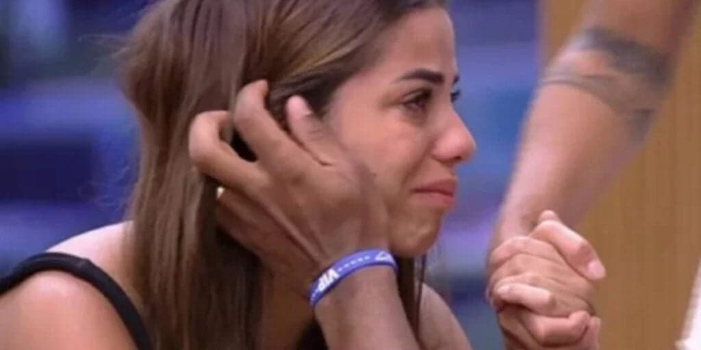 BBB23: Key Alves se revolta com discurso de Tadeu Schmidt e chora agarrada com cueca de Gustavo