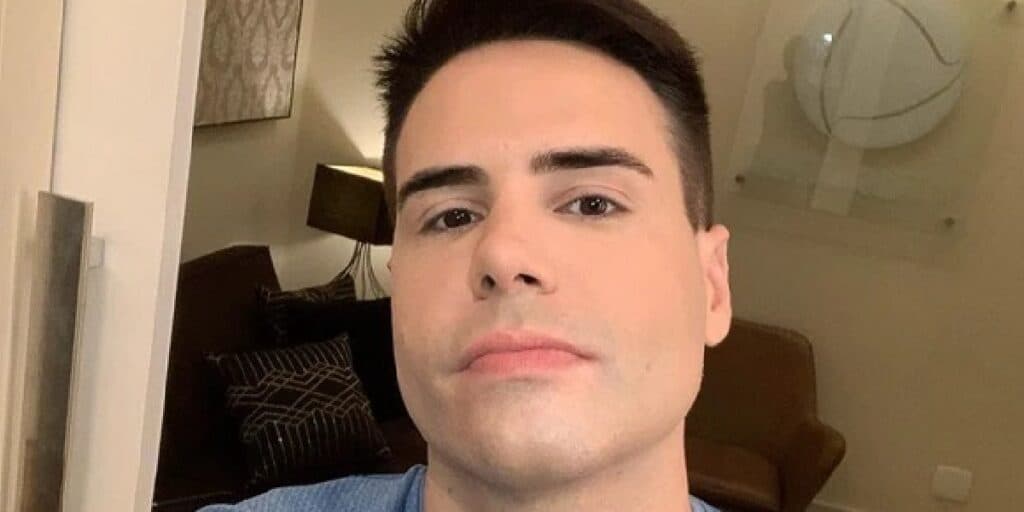 Luiz Bacci surge em outra emissora e assume ao vivo que está sem cueca: "Neste exato momento"