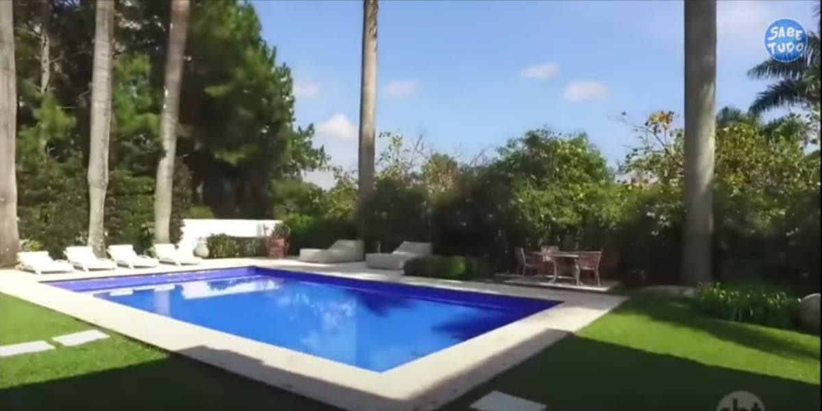 Academia privada, piscina enorme e entrada faraônica: Eliana vive na mansão mais linda do Brasil (Foto: Reprodução)