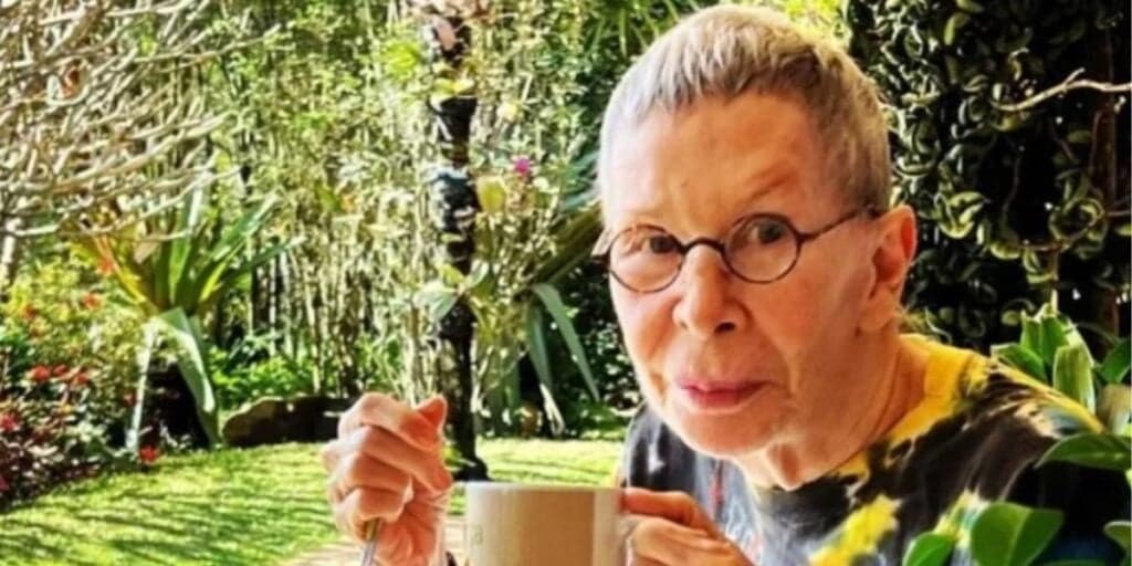 Lutando contra câncer, Rita Lee é internada aos 75 anos e estado é divulgado: "Extremamente delicado"