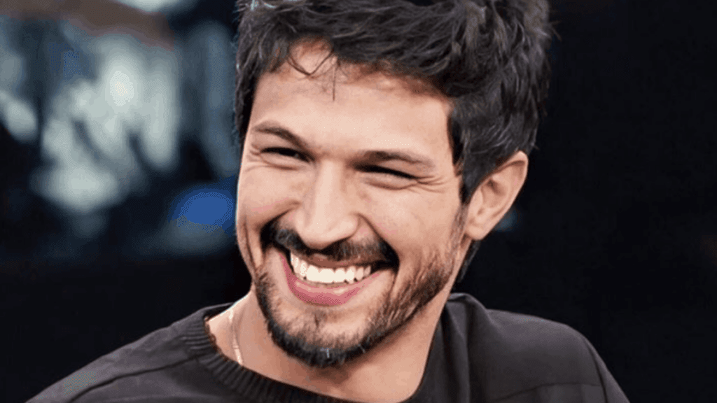 Rômulo Estrela, galã de Travessia, entrega grande amor e imagem de câmera de segurança é divulgada