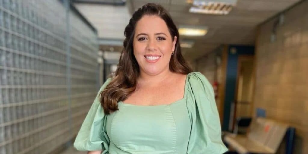 Tati Machado, do Encontro, surge sussurrando no escuro e mostra situação com grande amor em cama