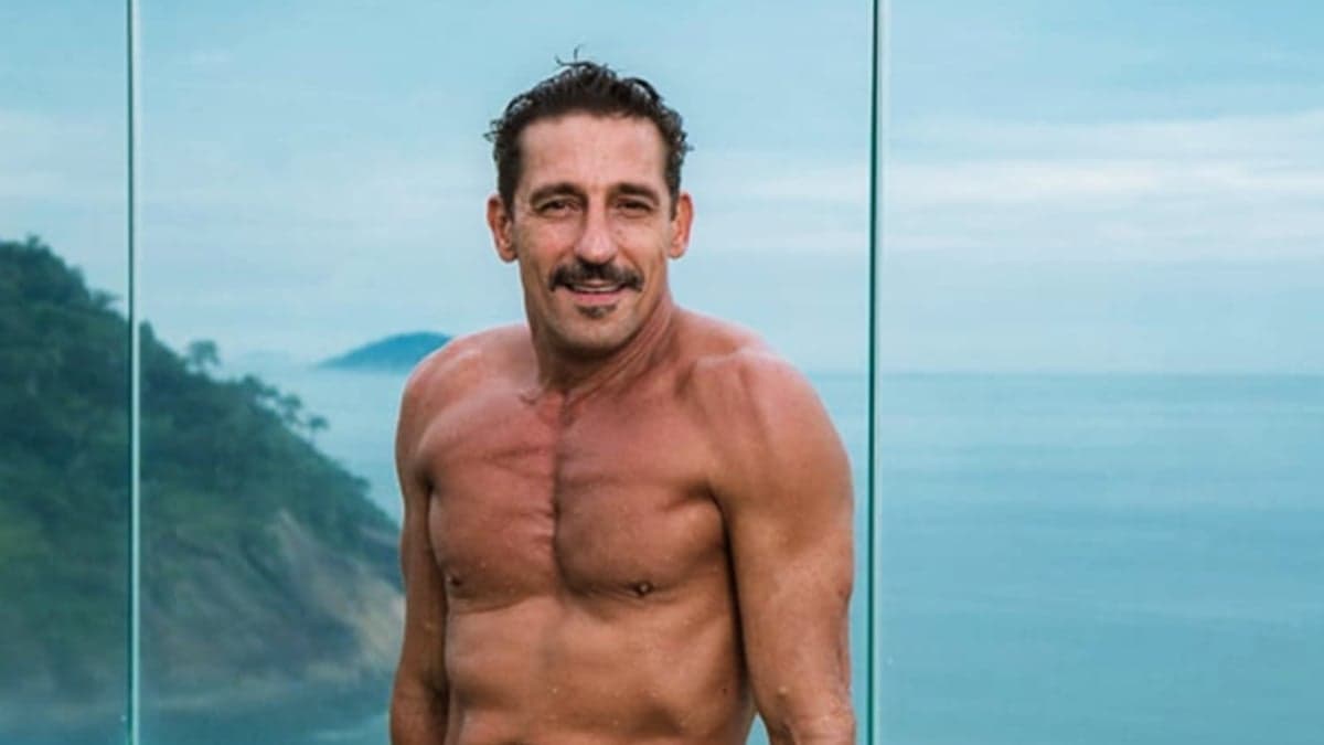 Tuca Andrade, galã da Globo, foi flagrado ao lado de outro homem na rua - Foto: Reprodução/Internet Tuca Andrade, galã da Globo, foi flagrado ao lado de outro homem na rua - Foto: Reprodução/Internet