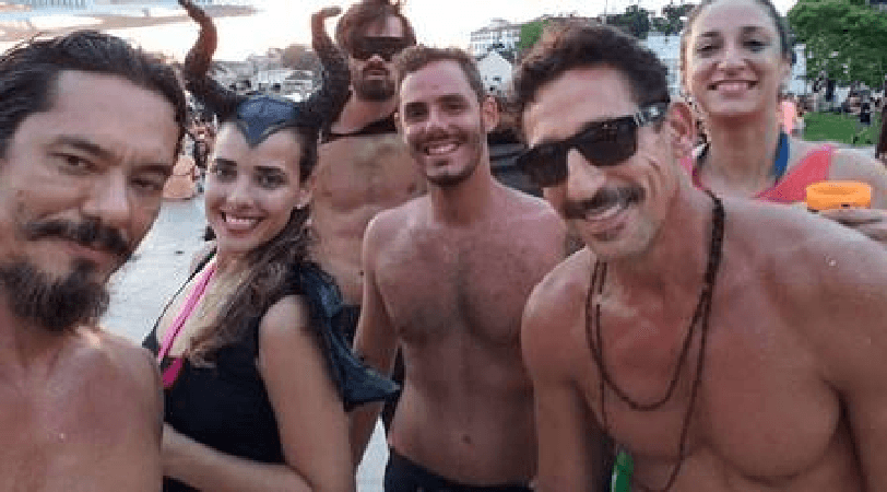 Tuca Andrada ao lado dos amigos no Carnaval e do rapaz (Foto: Divulgação) Tuca Andrada ao lado dos amigos no Carnaval e do rapaz (Foto: Divulgação)