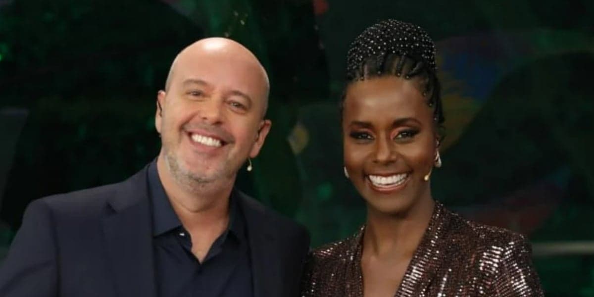 Maju Coutinho se confundiu durante cobertura do Carnaval 2023 ao lado de Alex Escobar (Foto: Reprodução/TV Globo)