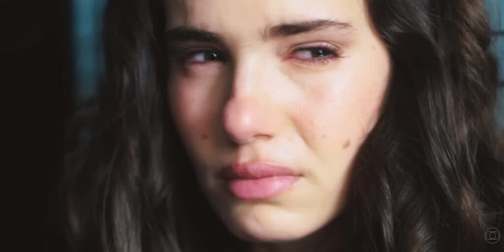Amor Perfeito - Acidente grave faz Marê pirar e chorar de desespero ao encontrar o filho morto