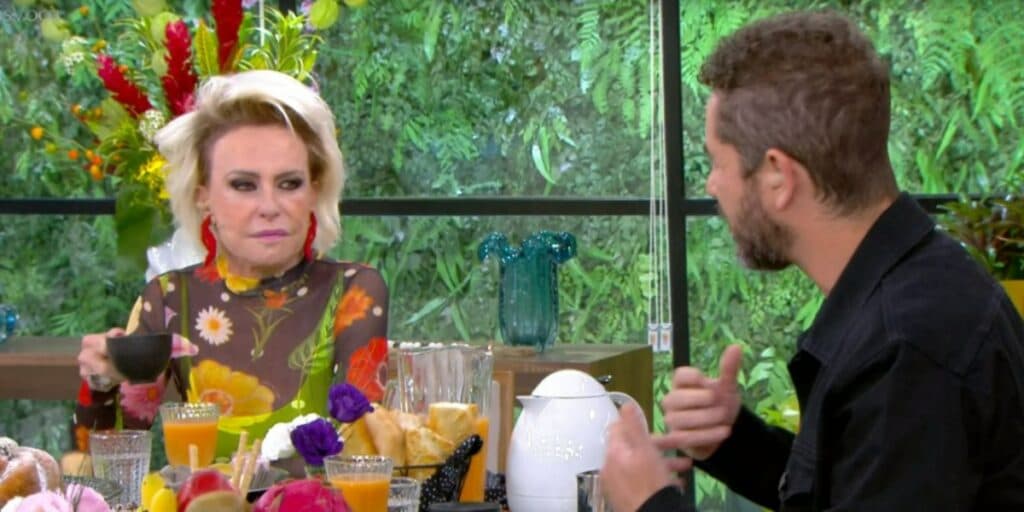 Felipe Andreoli fica constrangido com apresentador e ganha beijo na frente de Ana Maria: "Bonito demais"