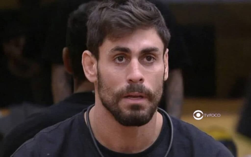 BBB23 - Cara de Sapato corrige Tadeu Schmidt ao vivo com gafe e público não perdoa falta de respeito
