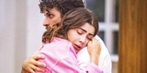 Ari e Chiara estão abraçados em cena da novela Travessia Ari e Chiara estão abraçados em cena da novela Travessia