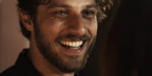 Ari sorrindo na novela Travessia Ari sorrindo na novela Travessia
