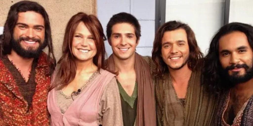 Ator da novela bíblica de Os Dez Mandamentos é gay, está com outro famoso e quer ser até papai