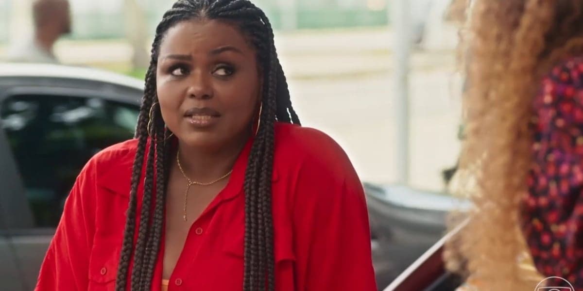Bruna com camiseta vermelha e tranças longas na novela Vai na Fé