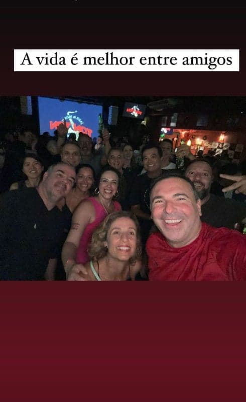 Jornalista surgiu na companhia de sua amada esposa e entre amigos (Foto: Reprodução/ Instagram) Jornalista surgiu na companhia de sua amada esposa e entre amigos (Foto: Reprodução/ Instagram)
