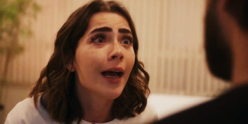 Travessia - Grazi Massafera volta e ressuscita Débora que fica cara a cara com Chiara no final da novela