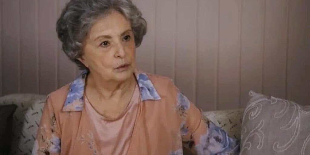 Travessia - Cotinha fica de pernas bambas ao descobrir segredo cabeludo de personagem impensável da novela