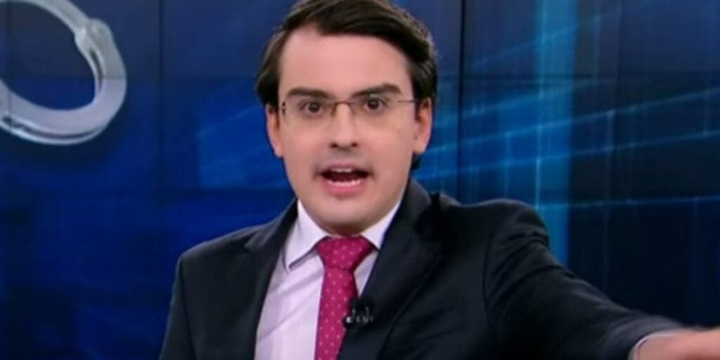 Dudu Camargo diz, ao vivo, no SBT que repórter está seminua e reação dela é exposta: “Com essa blusinha”