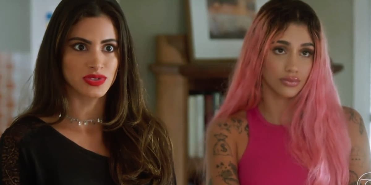 Érika (Letícia Salles) e Ivy (Azzy) em Vai Na Fé. (Foto: Reprodução / Globo)