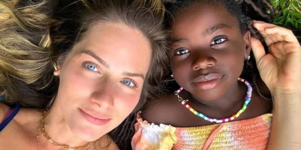 Gio Ewbank entrega o que a filha acaba de fazer pela primeira vez e se surpreende: "Ela disse"