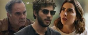 Travessia - Com a faca e o queijo nas mãos, Ari dá rasteira em Guerra e Chiara: "Canalha" (Foto: Reprodução / Globo / Montagem TV Foco) Travessia - Com a faca e o queijo nas mãos, Ari dá rasteira em Guerra e Chiara: "Canalha" (Foto: Reprodução / Globo / Montagem TV Foco)