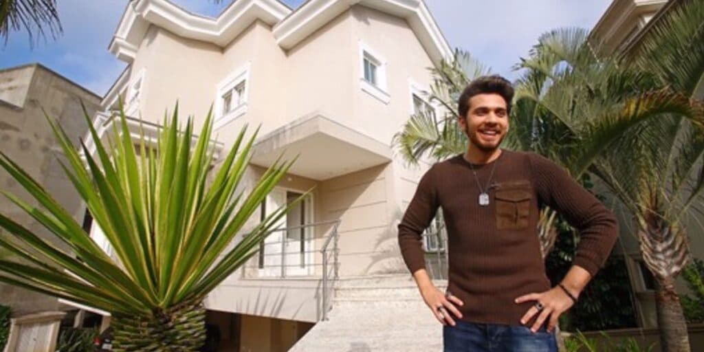 Escadaria gigante, piano, piscina e igual a um castelo: a mansão absurda de Gustavo Mioto