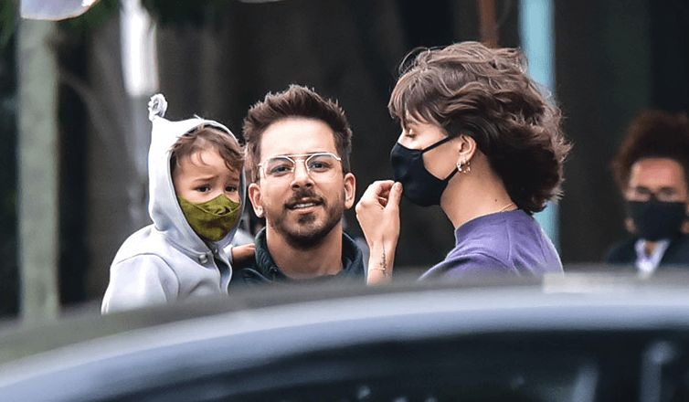 Júnior Lima com o filho Otto e a esposa, Mônica Benini. Casal evita mostrar o rosto dos herdeiros (Foto: Reprodução / Internet)