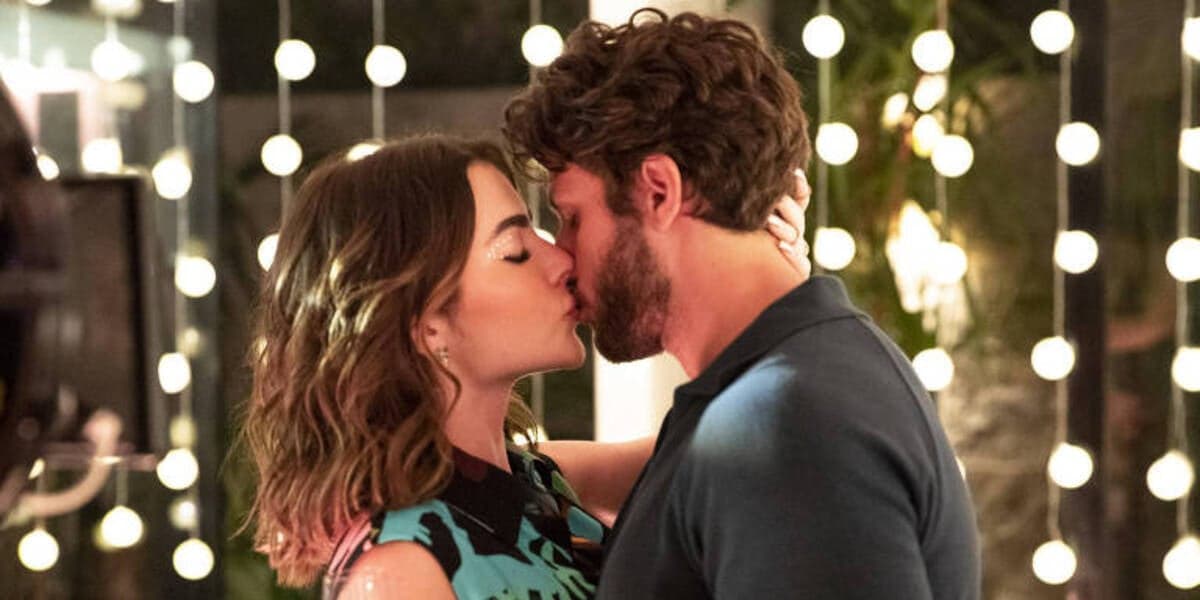 Jade Picon e Chay Suede em cena picante da novela "Travessia" (Foto Reprodução/TV Globo)