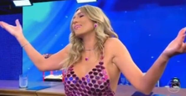 Lívia Andrade surgiu no 'Domingão' com vestido brilhante de corações (Foto: Globoplay)