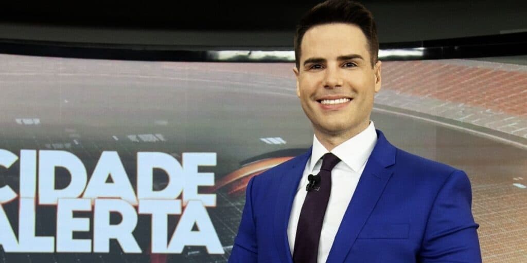 Banheiro de luxo, decoração moderna e fachada de vidro: a cobertura absurda onde Luiz Bacci vive