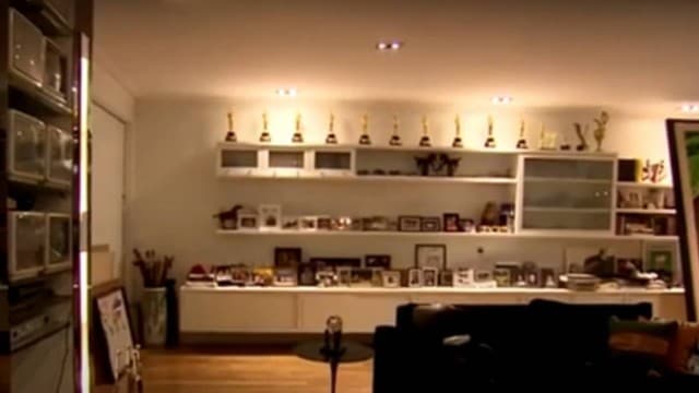 O eterno apresentador do SBT, Gugu Liberato, deixou uma mansão luxuosa que conta com piscina enorme, quadra e sala de troféus e está assim hoje - Foto Reprodução de Vídeo O eterno apresentador do SBT, Gugu Liberato, deixou uma mansão luxuosa que conta com piscina enorme, quadra e sala de troféus e está assim hoje - Foto Reprodução de Vídeo