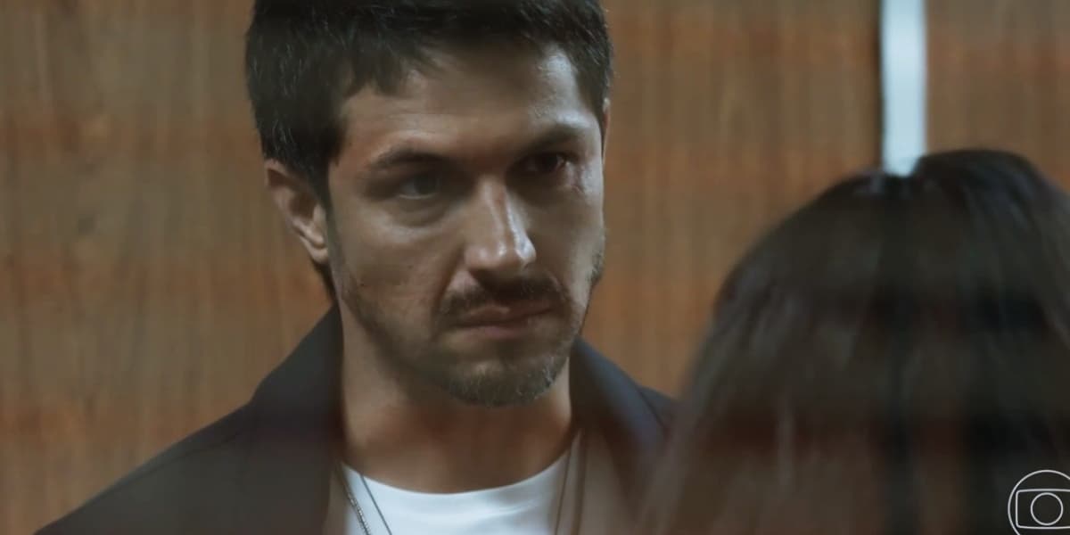 Oto não consegue disfarçar seu amor por Brisa em Travessia Oto não consegue disfarçar seu amor por Brisa em Travessia