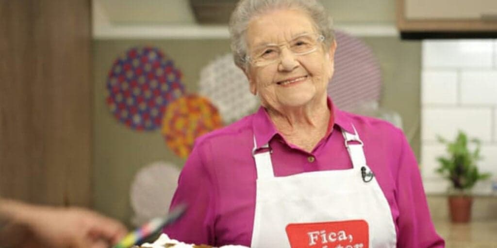 Longe da TV, com cabelo grande e vendendo suas receitas: assim está Palmirinha, após sair da Gazeta