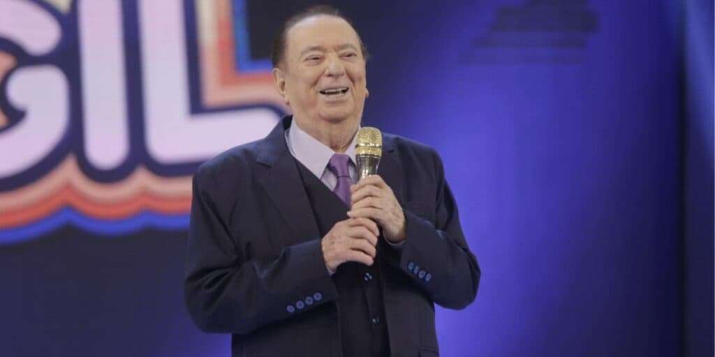 Em novo horário, Raul Gil retorna inédito e apresenta seu boneco neste sábado (04)