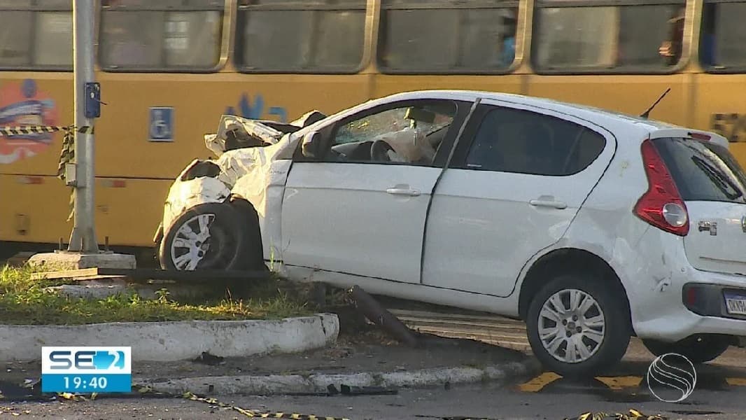 Imagens do carro após o acidente (Foto: Divulgação/ Internet)