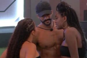 Ricardo Camargo entre Paula Freitas e Sarah Aline na festa do BBB23 (Foto: Reprodução / Globoplay) Ricardo Camargo entre Paula Freitas e Sarah Aline na festa do BBB23 (Foto: Reprodução / Globoplay)