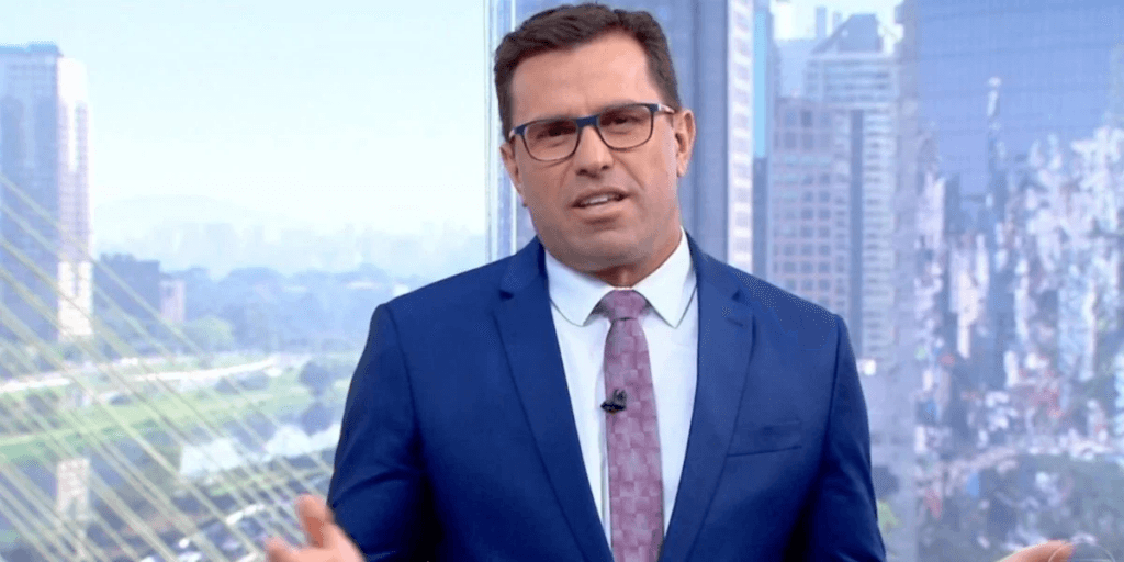 Rodrigo Bocardi surge em bastidores da Globo, segura o terno e dá aviso: "Seguir em frente"