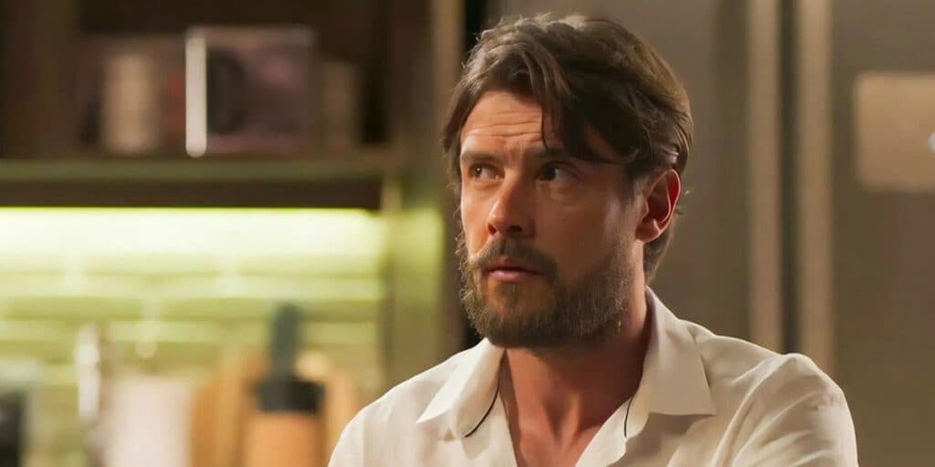 Sérgio Guizé, galã da novela das seis, surge aos beijos com global e fotos de cena são expostas