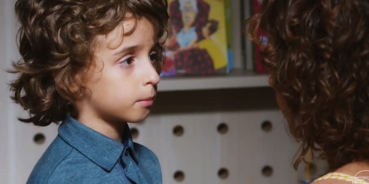Tonho usando camisa verde em cena da novela Travessia Tonho usando camisa verde em cena da novela Travessia